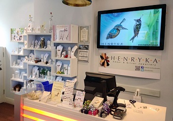 Digital Signage for Retail: wallmounted display