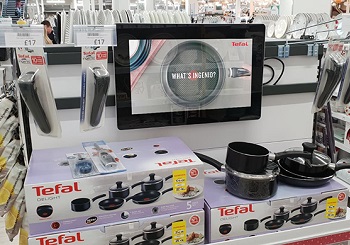 Digital Signage for Retail: wallmounted display