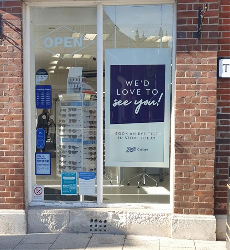 Digital Signage for Food & Beverage: Shop Front Display